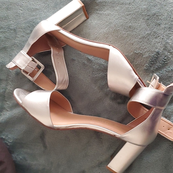 Strapped silver shoes - Picture 3 of 4